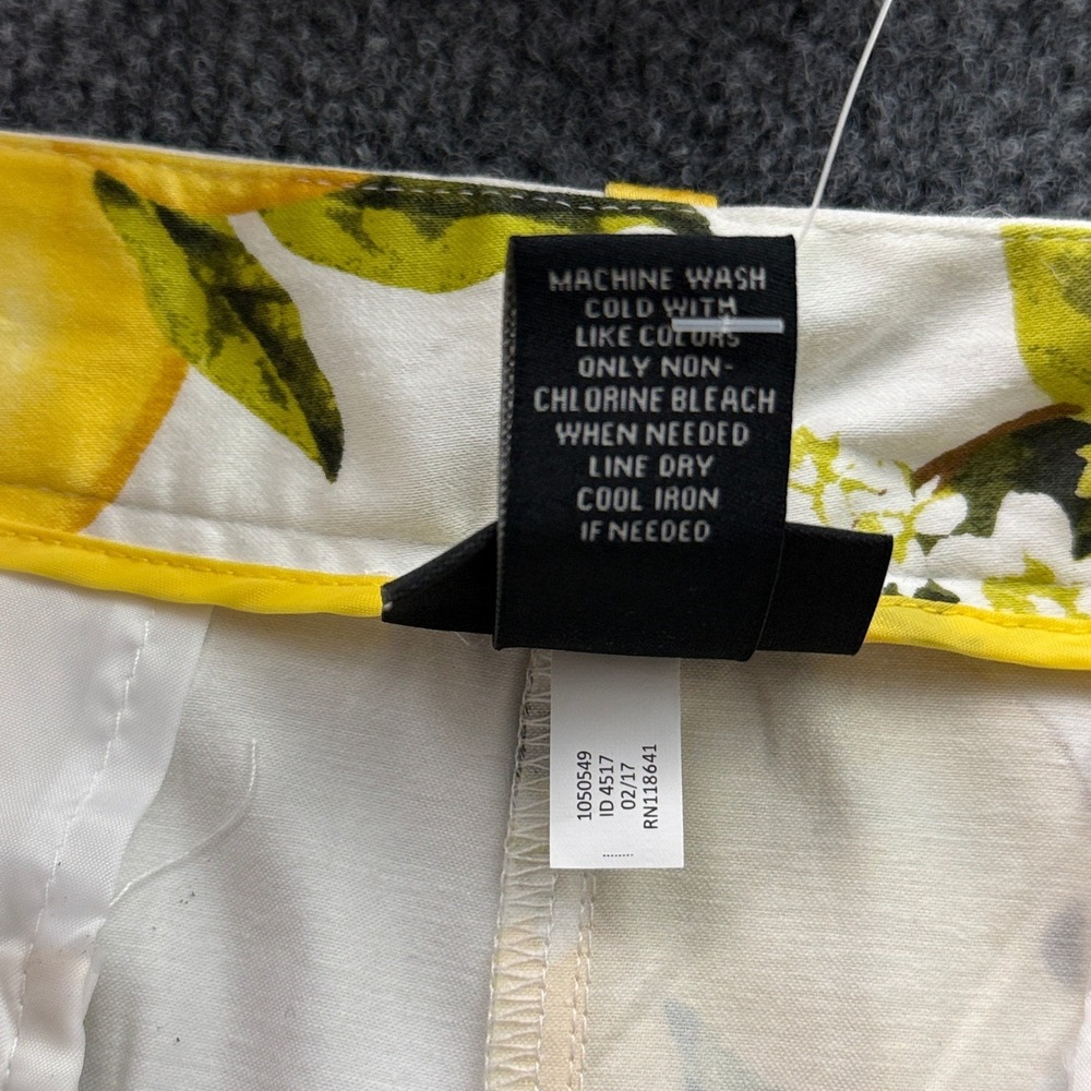 Lane Bryant Lemon Print Shorts Sz 24 White Yellow High Rise Stretch Fruit Preppy - Picture 9 of 13